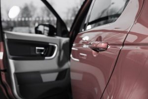 Аварійне відкриття авто у Вінниці: що робити, коли ключі в замку, а ви — ззовні
