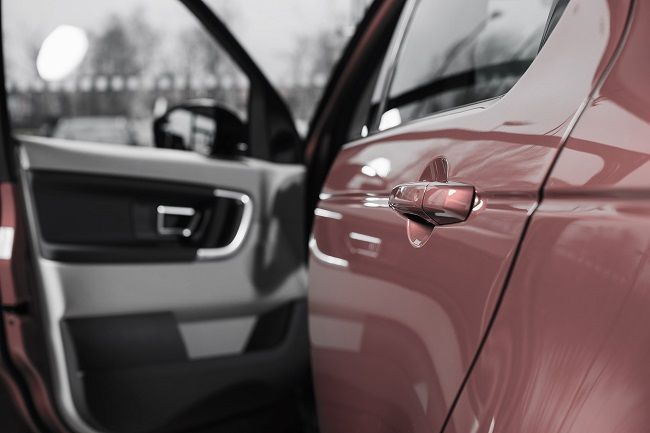 Аварійне відкриття авто у Вінниці: що робити, коли ключі в замку, а ви — ззовні